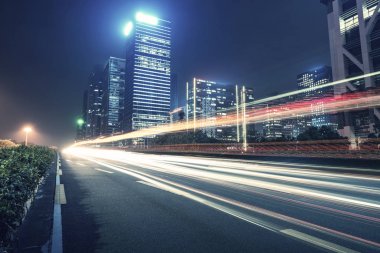 Gece trafik ışığı