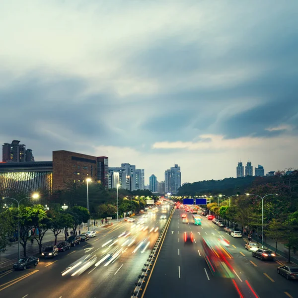 在晚上的城市街道上 — 图库照片