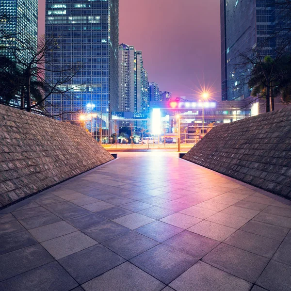 De straten van de stad bij nacht — Stockfoto