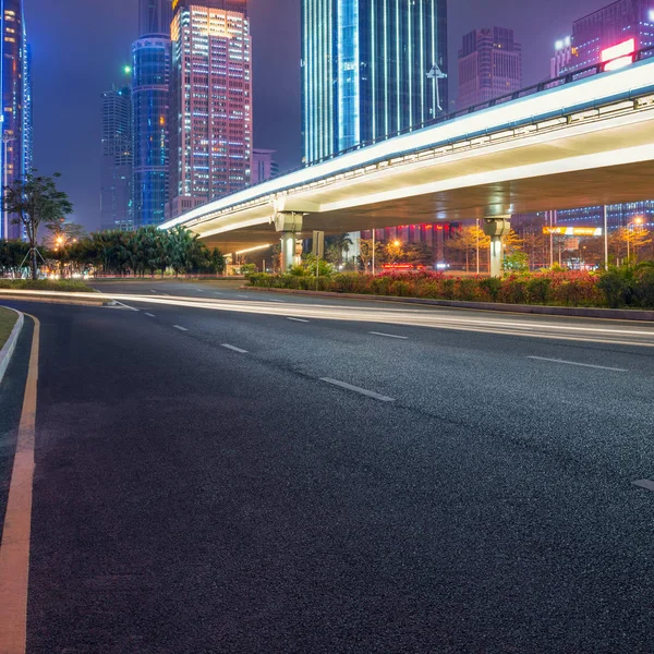 De straten van de stad bij nacht — Stockfoto