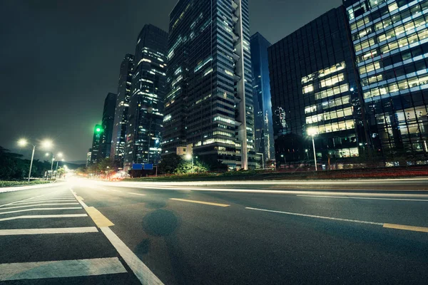 De straten van de stad bij nacht — Stockfoto