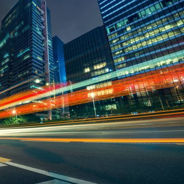 Gece trafik ışığı