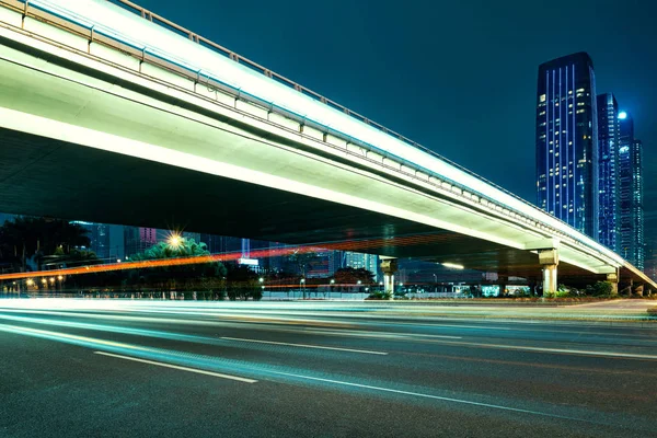 De straten van de stad bij nacht — Stockfoto