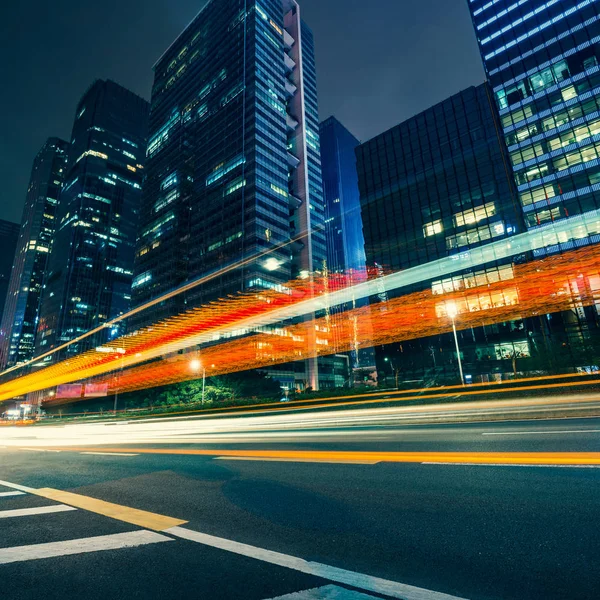 Gece trafik ışığı