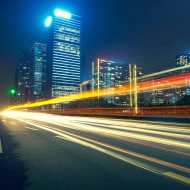 Gece trafik ışığı