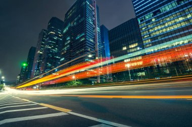 Gece trafik ışığı