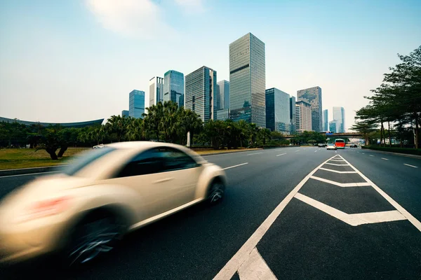 在城市旅行的汽车 — 图库照片