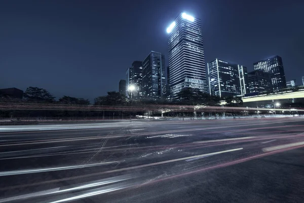 Stoplicht en stad — Stockfoto