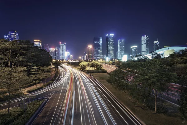 Semáforo y ciudad —  Fotos de Stock