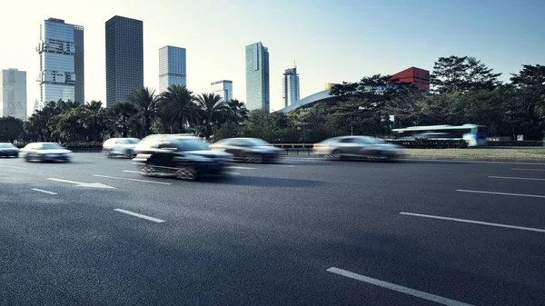 沥青路面的城市道路 — 图库照片