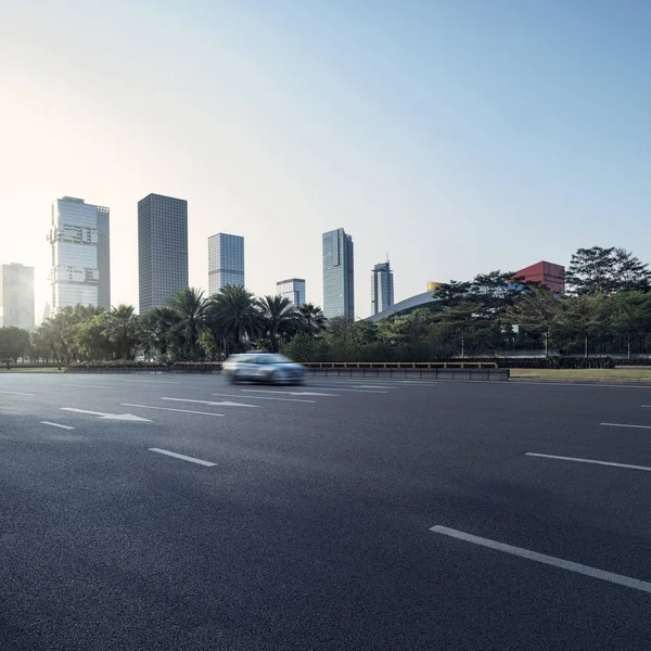 沥青路面的城市道路 — 图库照片