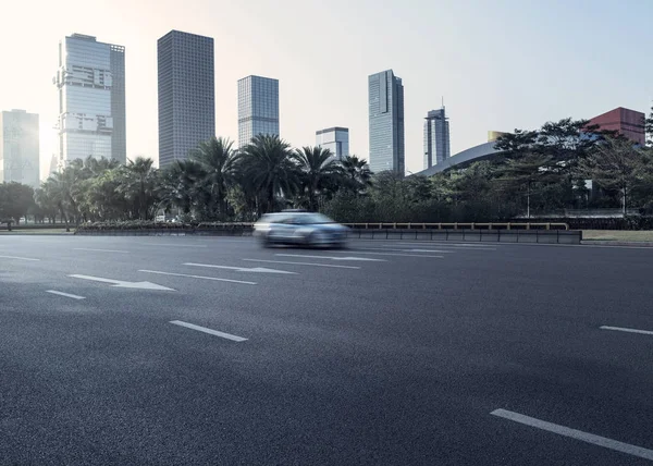 沥青路面的城市道路 — 图库照片