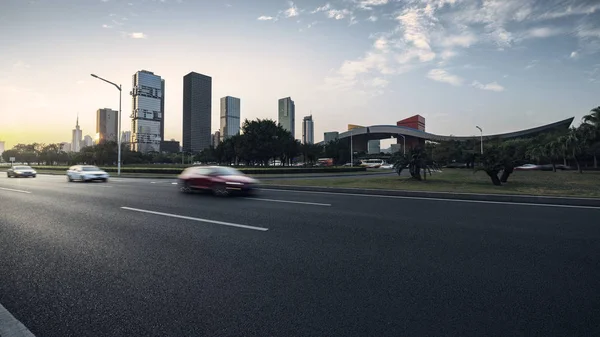 沥青路面的城市道路 — 图库照片