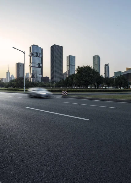 沥青路面的城市道路 — 图库照片