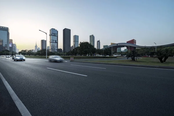 沥青路面的城市道路 — 图库照片