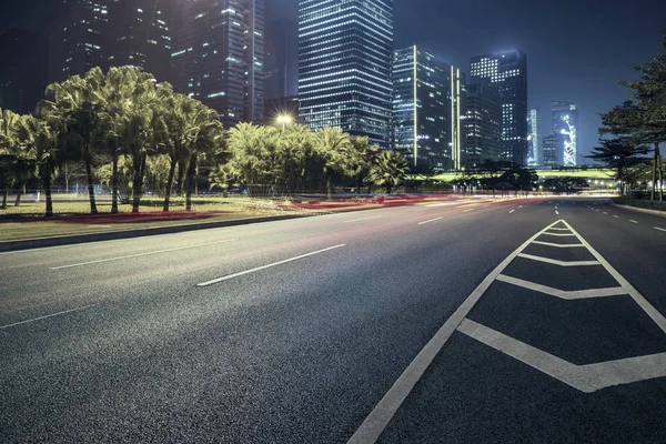 Stadtverkehr in der Nacht — Stockfoto