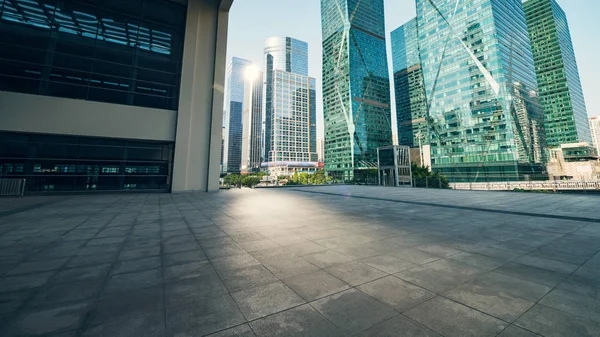 Bürogebäude bei der Stadt — Stockfoto