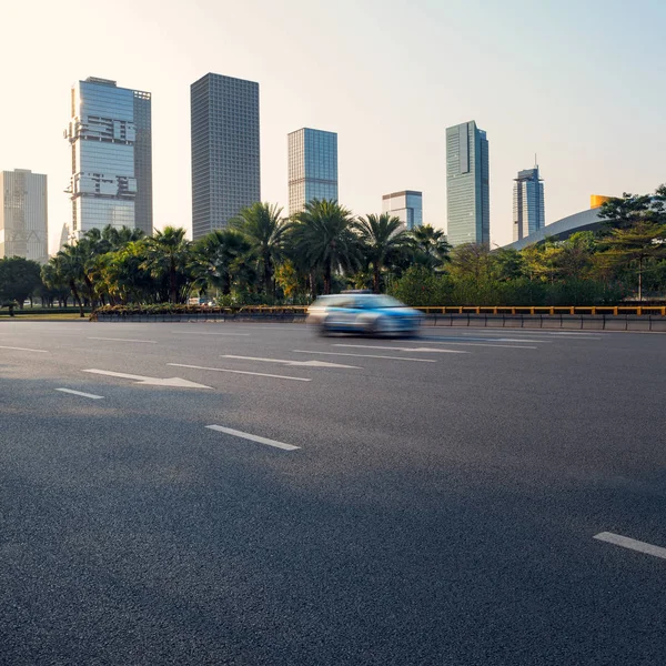 沥青路面的城市道路 — 图库照片