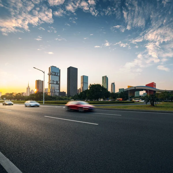 沥青路面的城市道路 — 图库照片