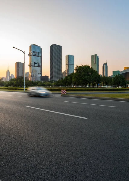 沥青路面的城市道路 — 图库照片