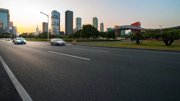 沥青路面的城市道路 — 图库照片