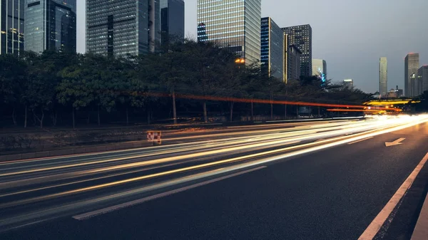 在夜间的城市公路 — 图库照片