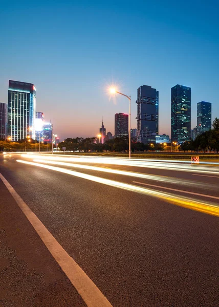 在夜间的城市公路 — 图库照片