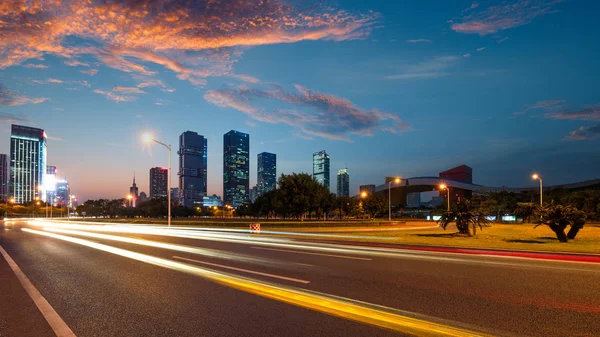 Caminos urbanos por la noche — Foto de Stock