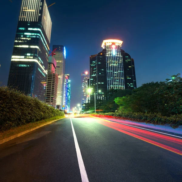 Geceleri kentsel yollar — Stok fotoğraf