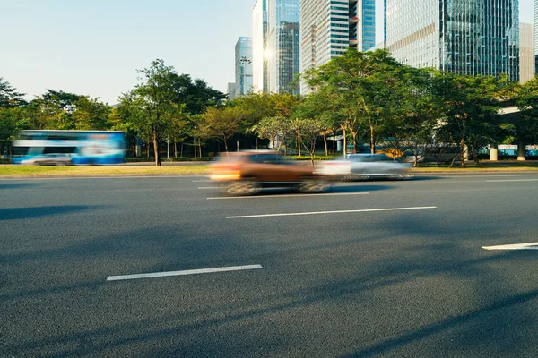 沥青路面的城市道路 — 图库照片