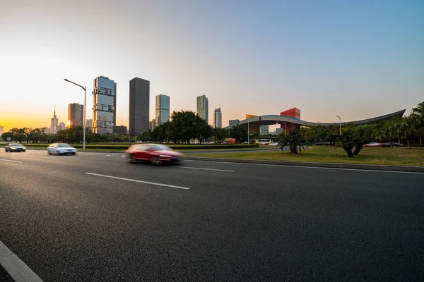 沥青路面的城市道路 — 图库照片