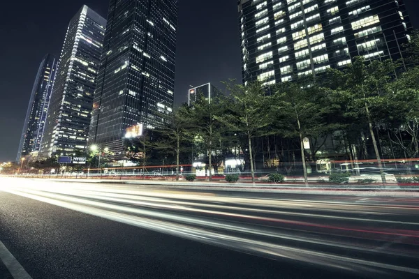 Stedelijk verkeer nachts — Stockfoto