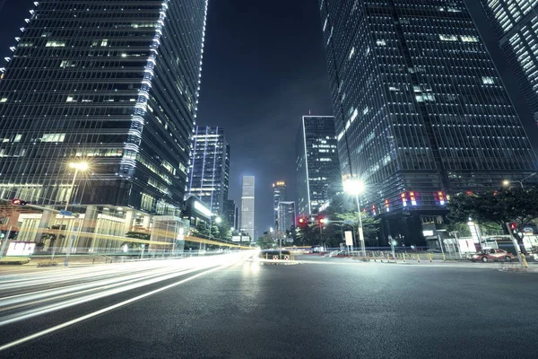 Traffico urbano di notte — Foto Stock