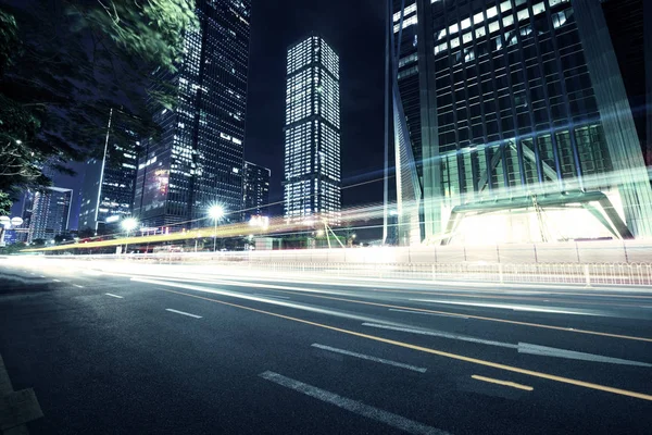 Stadtverkehr in der Nacht — Stockfoto