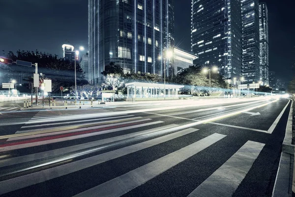 Trafic urbain la nuit — Photo