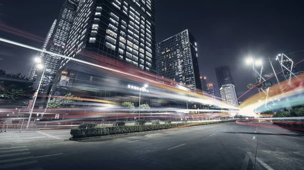Stadtverkehr in der Nacht — Stockfoto