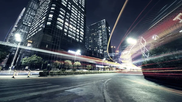 Traffico urbano di notte — Foto Stock