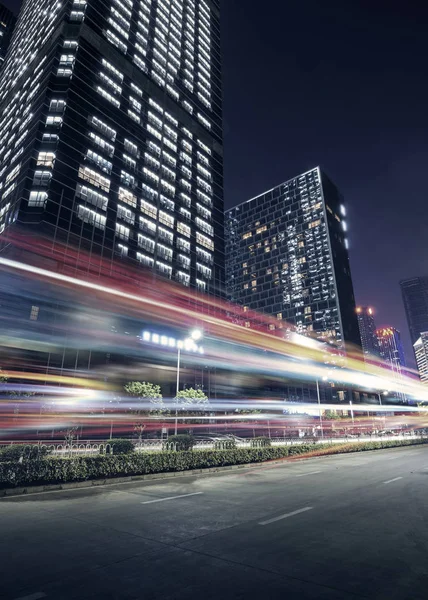 Tráfego urbano à noite — Fotografia de Stock