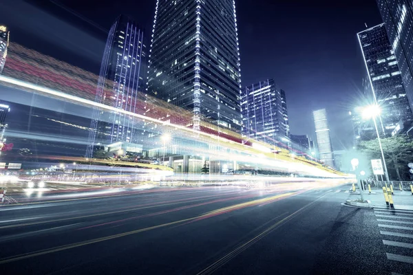 Stadtverkehr in der Nacht — Stockfoto