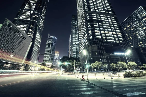 Tráfico urbano por la noche — Foto de Stock