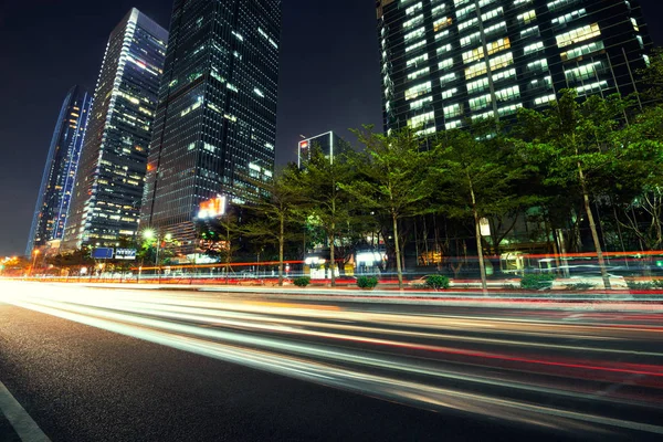 Tráfico urbano por la noche — Foto de Stock