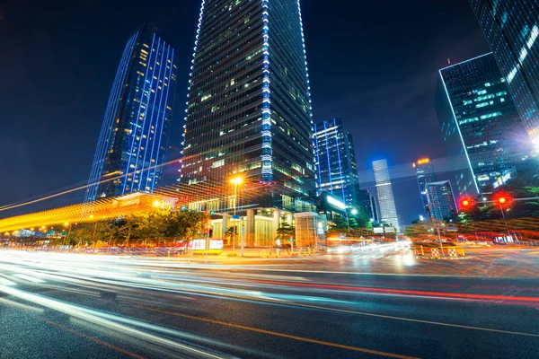 Stadstrafik på natten — Stockfoto