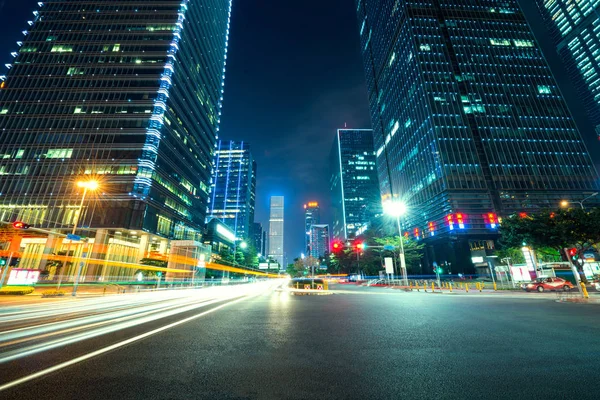 Trafic urbain la nuit — Photo