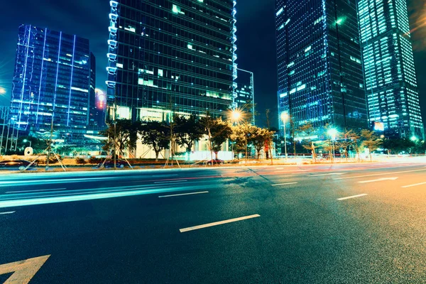 Tráfico urbano por la noche —  Fotos de Stock