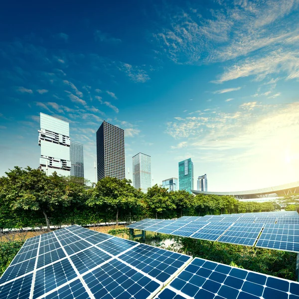 City-ben Solar panelek — Stock Fotó
