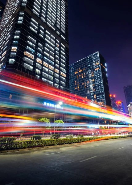 Tráfego urbano à noite — Fotografia de Stock