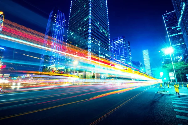 Stadtverkehr in der Nacht — Stockfoto