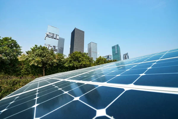 Solární panely v městě — Stock fotografie