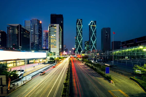 Camino y ciudad — Foto de Stock