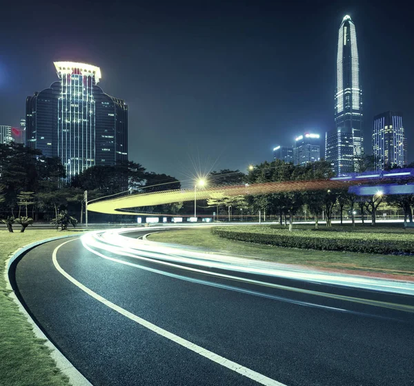 Tráfico urbano por la noche — Foto de Stock